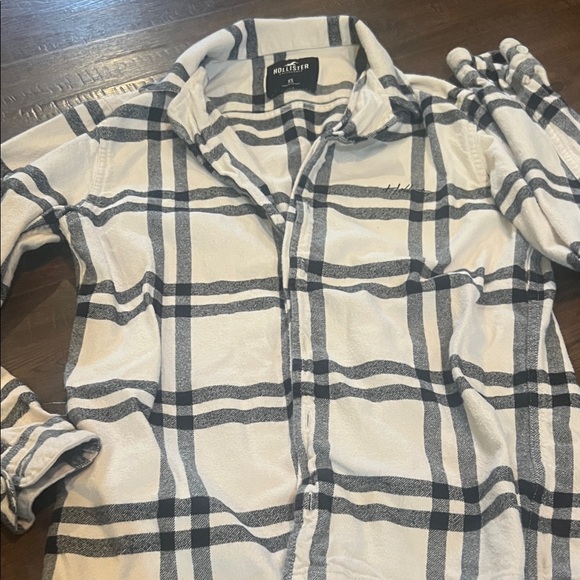 Women’s XS Black and Off White Hollister Plaid Shirt - Picture 6 of 6